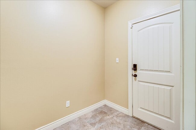 Building Photo - 6241 Lago Vista Dr