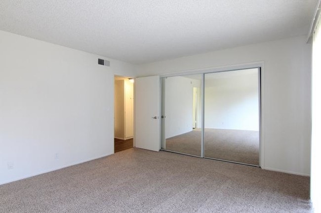 Building Photo - 2 bedroom in Studio City CA 91604