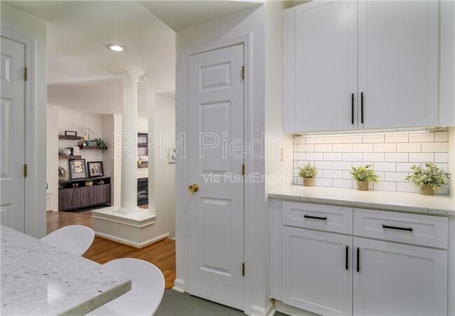 Building Photo - 220 Renaissance Pkwy NE