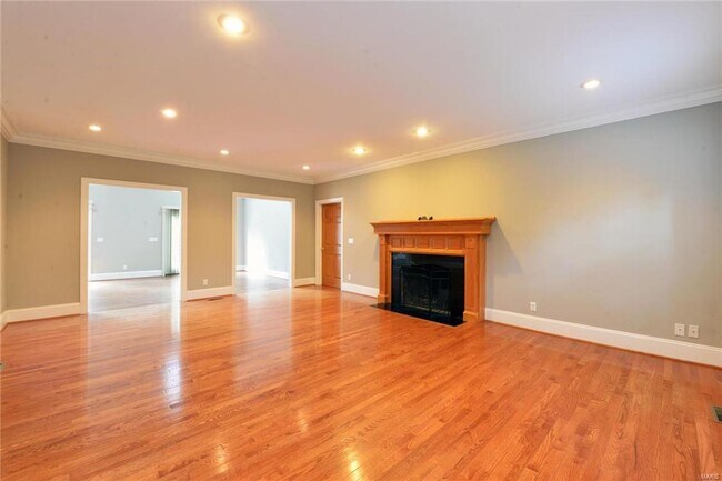 Building Photo - 8940 Ladue Rd