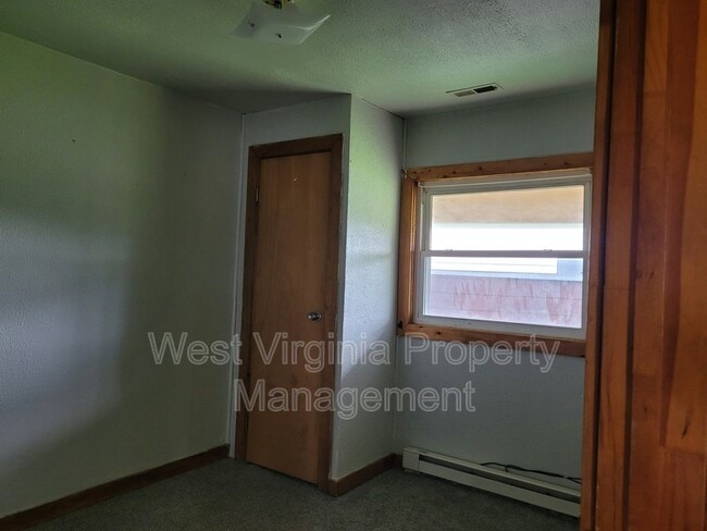 Building Photo - 606 21st St W