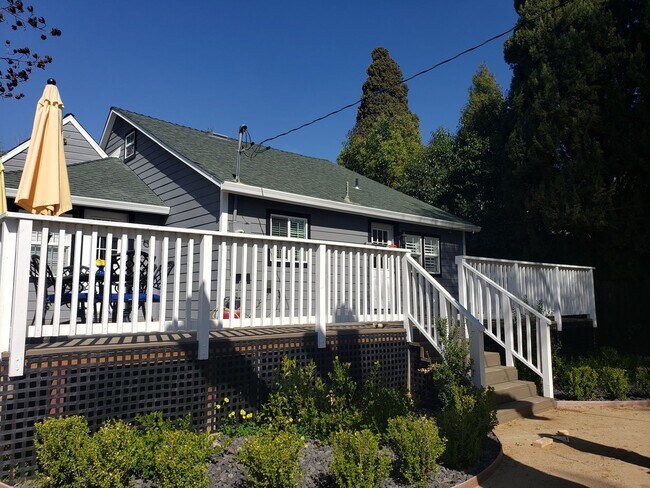 Building Photo - Historic Folsom 3 Bdrm, 2 Bath - Remodeled!