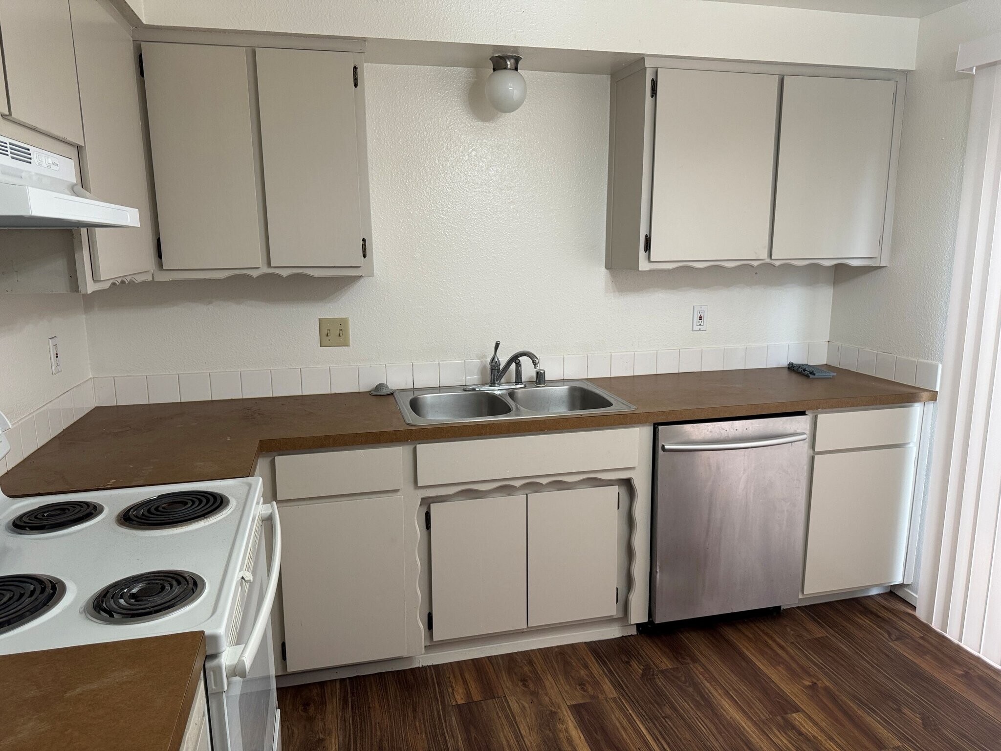 Building Photo - 950 SW Harrier Cir