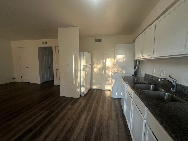 Building Photo - 860 E 500 S