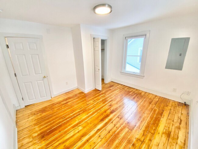 Building Photo - 69 Russell St