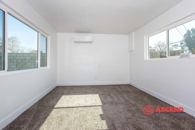 Building Photo - Spacious 5-Bedroom Home + Back Unit Included | 3 Baths | Bakersfield Living