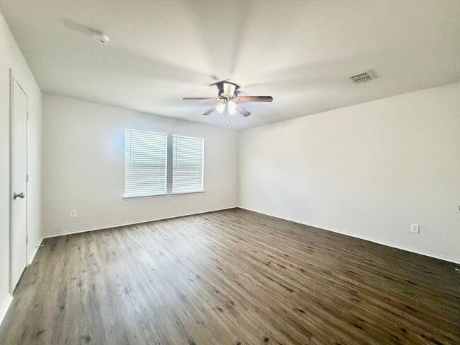 Building Photo - Updated and ready for occupancy
