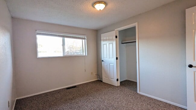 Building Photo - Quiet 4/2 in the Arcata Bottoms