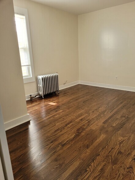 Bedroom - 402 E 18th St