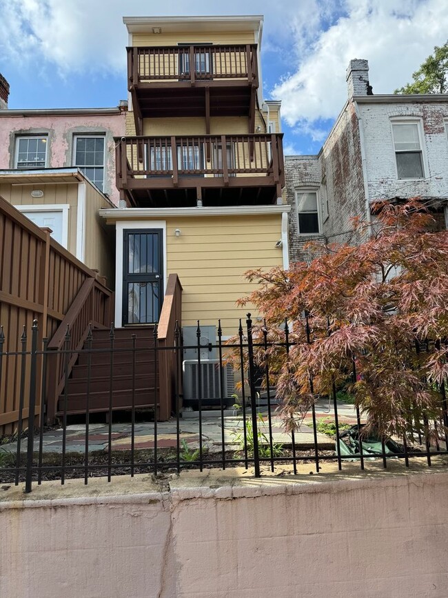 Building Photo - Columbia Heights Four Story Row home for R...