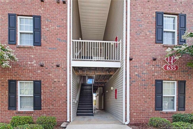Building Photo - 635 Marshtree Ln