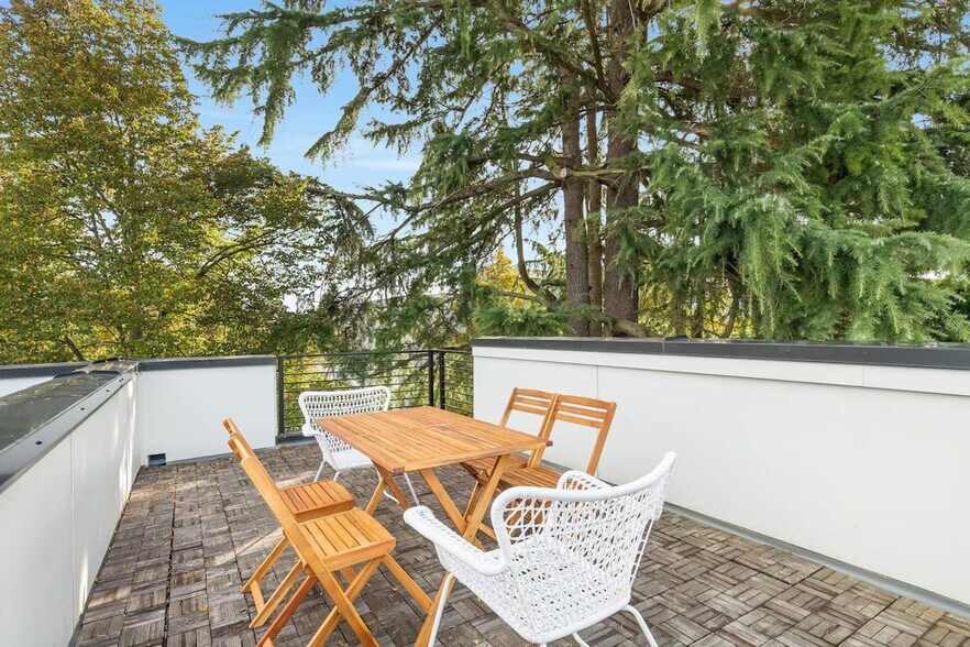 Building Photo - 9413 Roosevelt Way NE