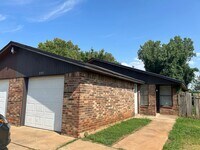 Building Photo - 3 Bed/1 Bath Near Tinker AFB!