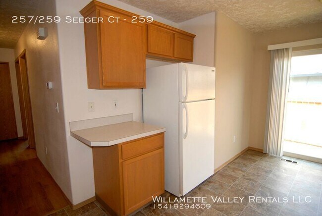 Building Photo - Nice S Salem duplex