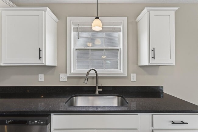 Building Photo - Pet Friendly Three Bedroom!