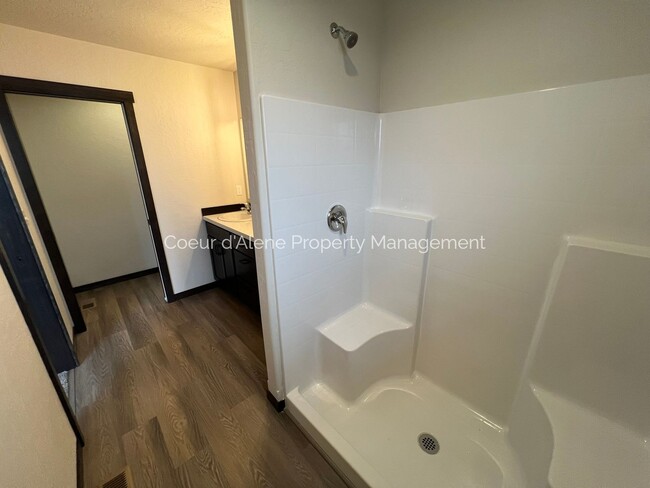 Building Photo - 3 bed, 2 bath house