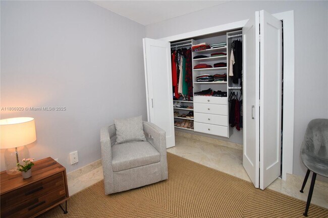 Building Photo - 1069 Hillsboro Mile