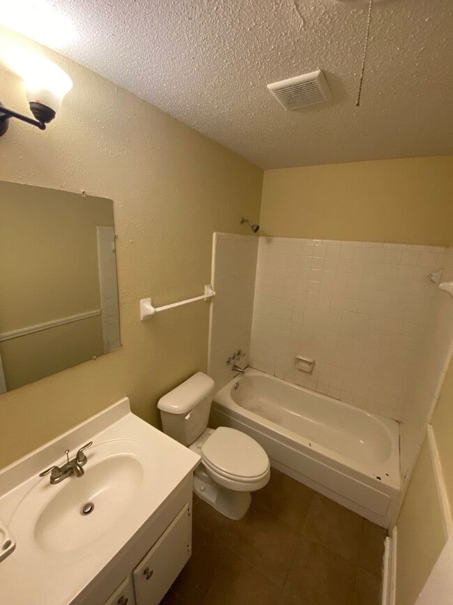 Building Photo - 6233 Cranbury Park Dr