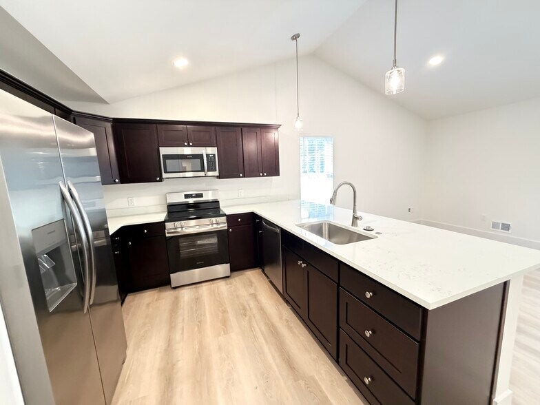 Building Photo - 2130 Carriage Hill Cir