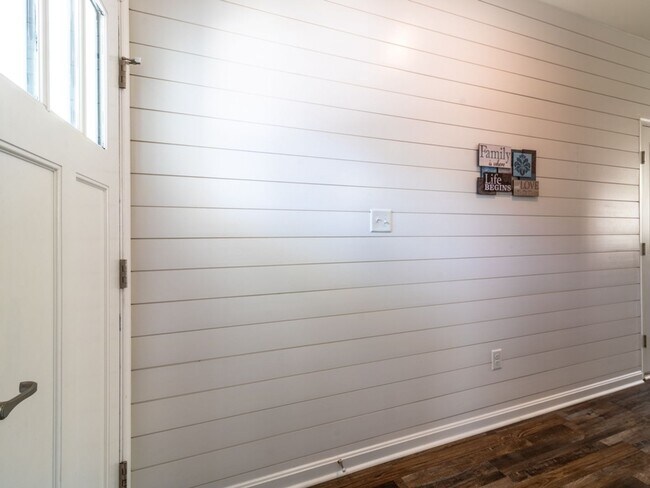 Building Photo - Year round - Furnished Townhome - Frankford