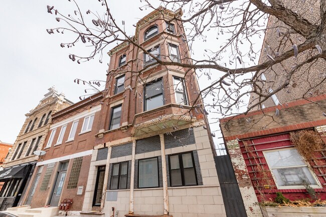 Primary Photo - 1907 S Racine Ave