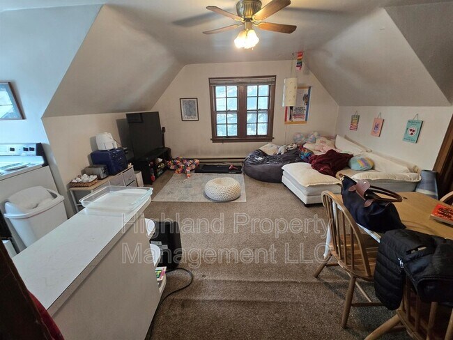 Building Photo - 520 NE Maple St