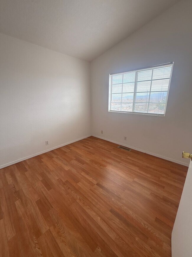 Building Photo - 4729 Chesapeake Pl NE