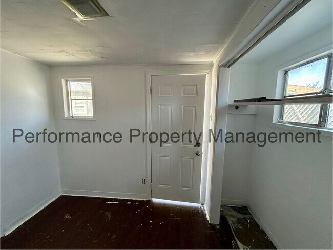 Building Photo - Charming 3 Bed/1 Bath in Home w/ RBP & Sec...