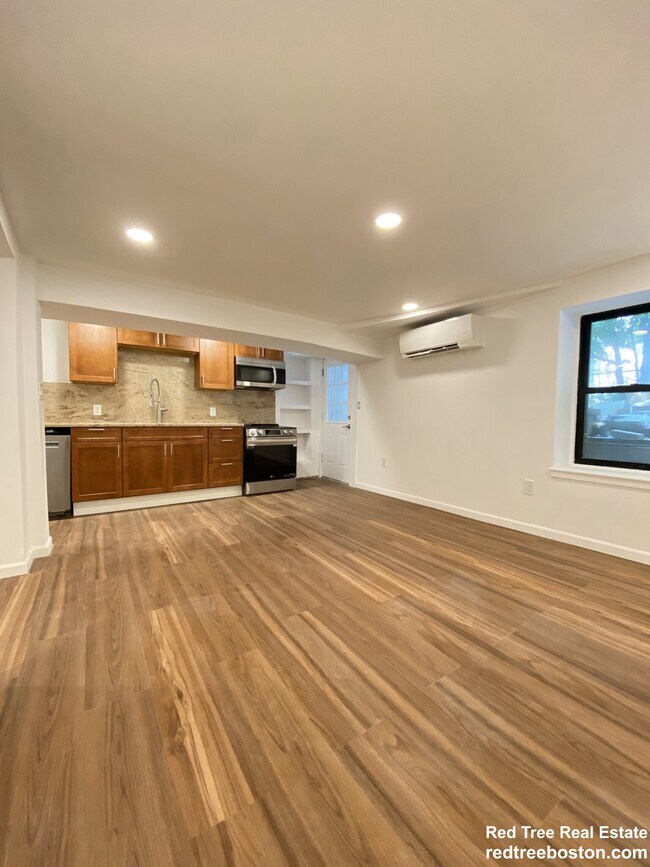 Primary Photo - 688 Parker St