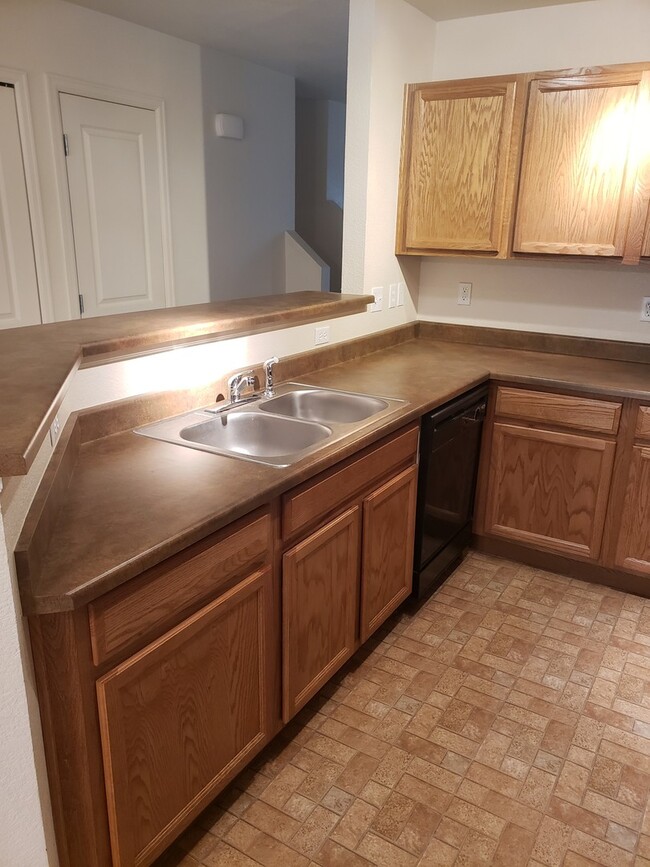 Building Photo - Great looking 2 bed 1.5 bath townhouse nea...