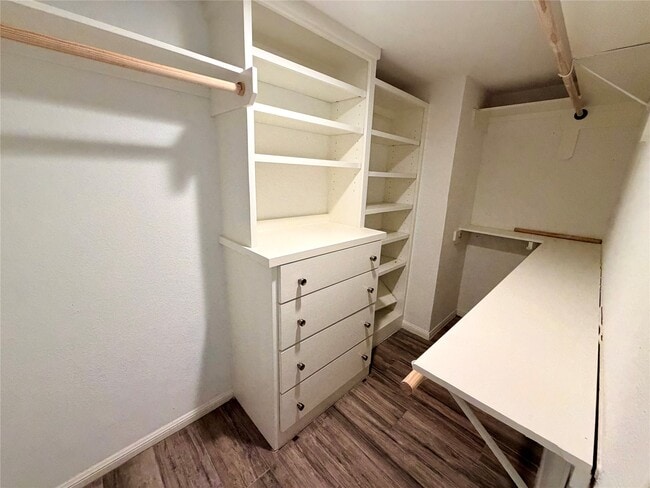 Building Photo - 811 Threadneedle St