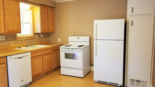 Building Photo - Cute Bungalow with a screened in front porch