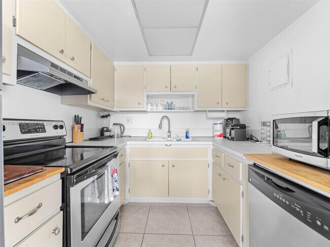 Building Photo - 3220 NE 10th St