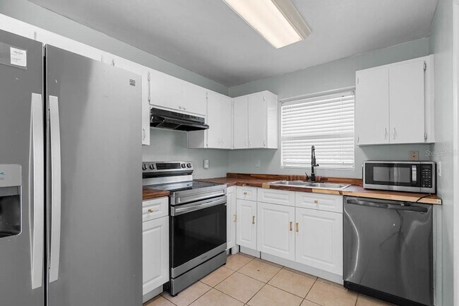 Building Photo - 1424 Vinetree Dr