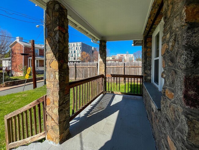 Building Photo - Charming 3BD/1BA Home In Unbeatable Location