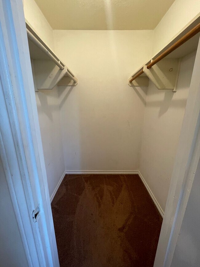 Building Photo - END OF JULY 2025 PRE-LEASE!  Spacious 3 Be...