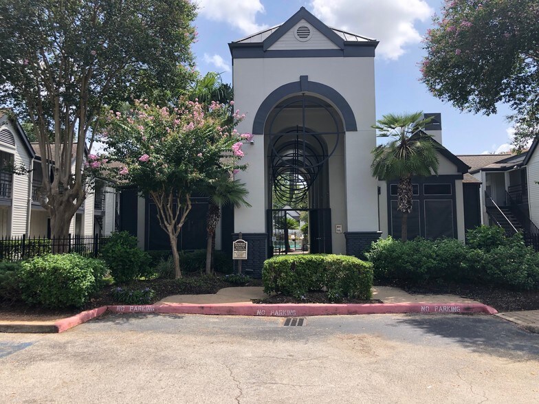 Memorial Fountain - Houston, TX | Apartment Finder