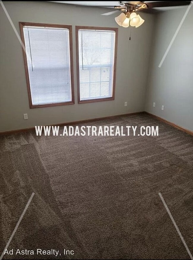 Building Photo - Spacious and Affordable Duplex in Peculiar-Available in JUNE!!