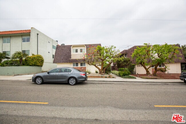 Building Photo - 2418 Graham Ave