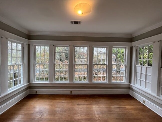 Building Photo - Beautifully rehabbed 4 Bedroom 2 Bath olde...