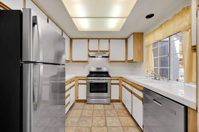 Building Photo - 16540 Graystone Dr. #126