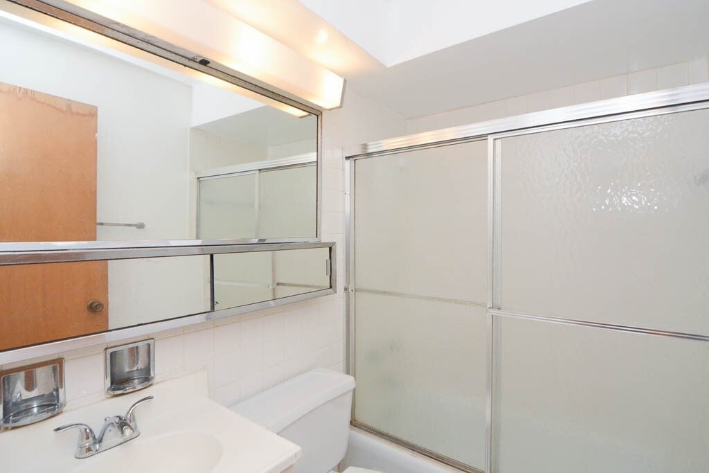 Building Photo - 665 W Wrightwood Ave