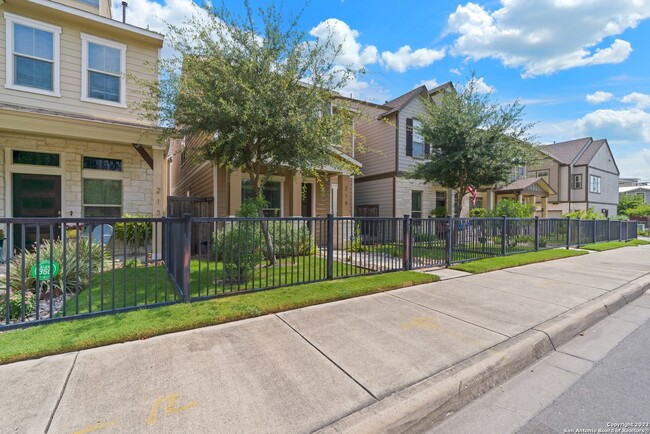 Building Photo - 215 E Courtland Pl