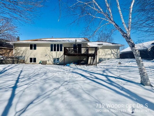 Building Photo - 719 Woodridge Dr S