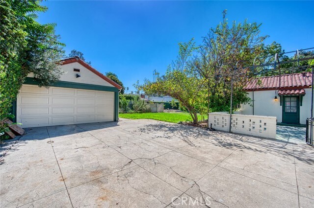 Building Photo - 1096 Armada Dr