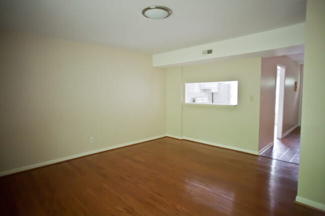 Building Photo - Two Bedroom Condo Minutes from Downtown!