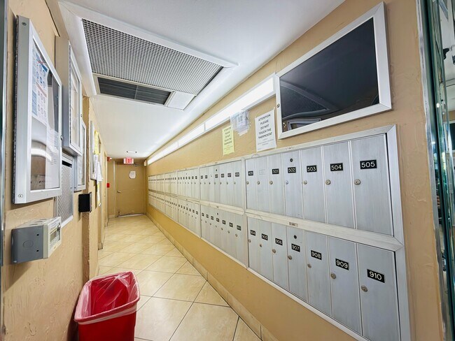 Building Photo - 3100 N Palm Aire Dr