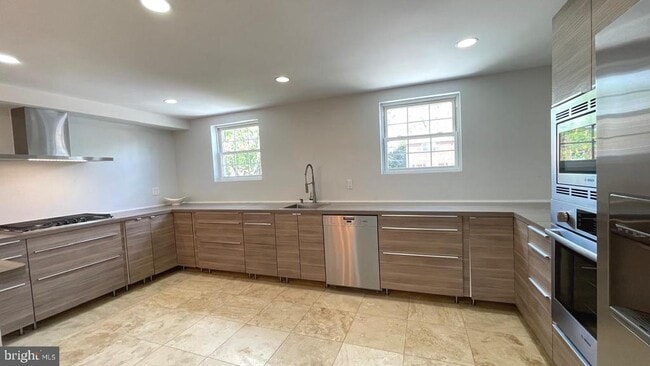 Building Photo - 324 Avon St