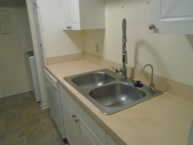 Building Photo - Nice Condo