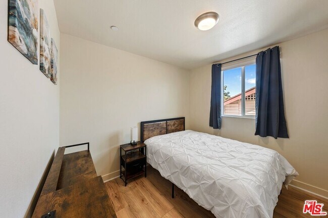 Building Photo - 5912 S Flower St